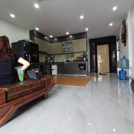 Bán nhà Tân Mai, quận Hoàng Mai 60m 7 tầng nhà mới cực đẹp thang máy, ô tô cất trong nhà, trước nhà