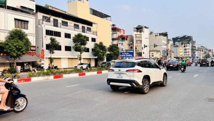 bán nhà Hồng Tiến, 65m x 4 tầng, mặt tiền 13.5m, vỉa hè đá bóng, xe container quay đầu