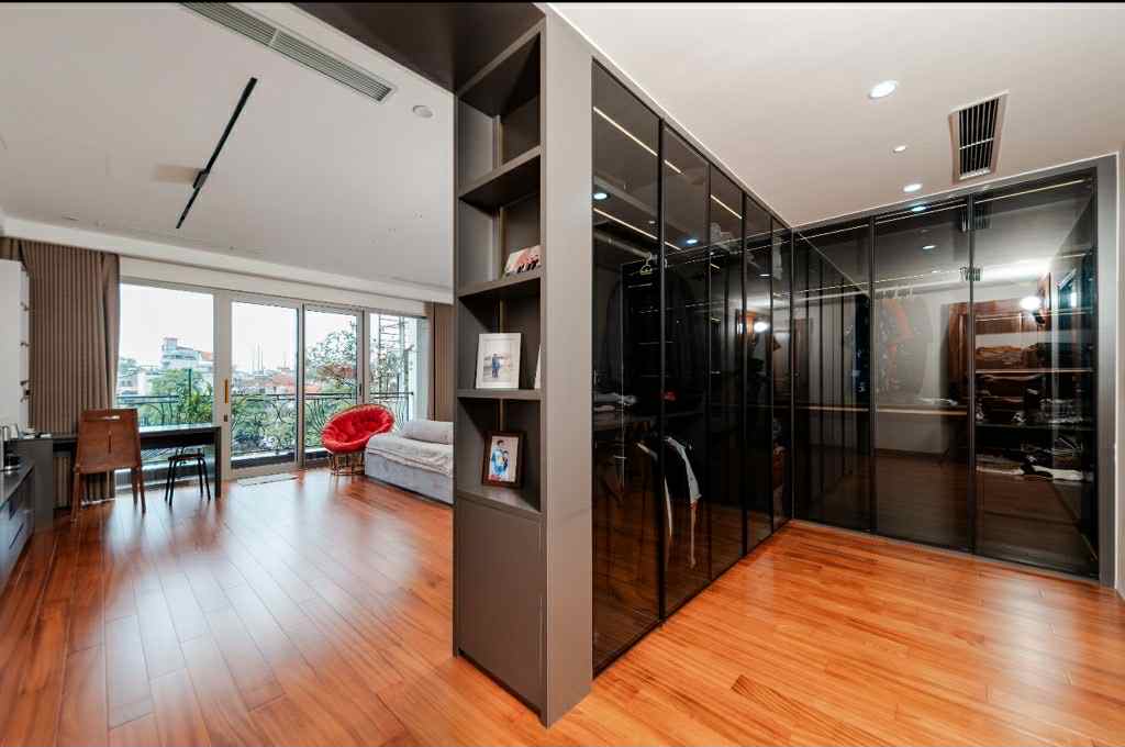 Siêu phẩm mặt hồ Bồ Đề, 100m x 7 tầng, mặt tiền 5.8m, thang máy, gara, kinh doanh, full nội thất