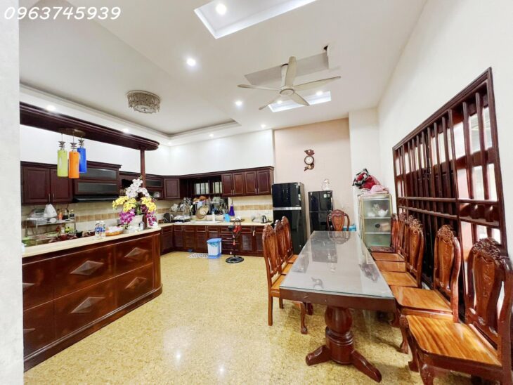 Biệt Thự Đã Hoàn Công 242m2, Ngang 12m, 3 Tầng, Dĩ An, Giá 8.2 Tỷ