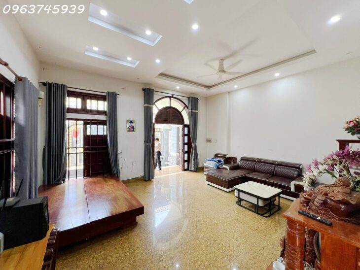 Biệt Thự Đã Hoàn Công 242m2, Ngang 12m, 3 Tầng, Dĩ An, Giá 8.2 Tỷ