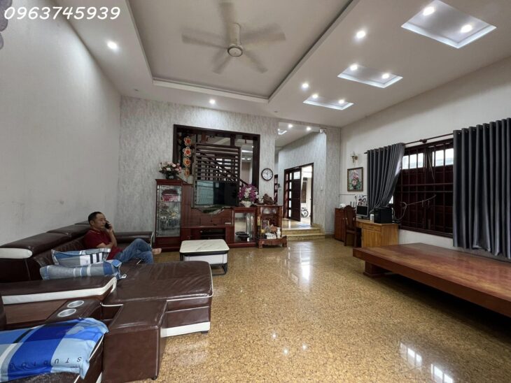 Biệt Thự Đã Hoàn Công 242m2, Ngang 12m, 3 Tầng, Dĩ An, Giá 8.2 Tỷ