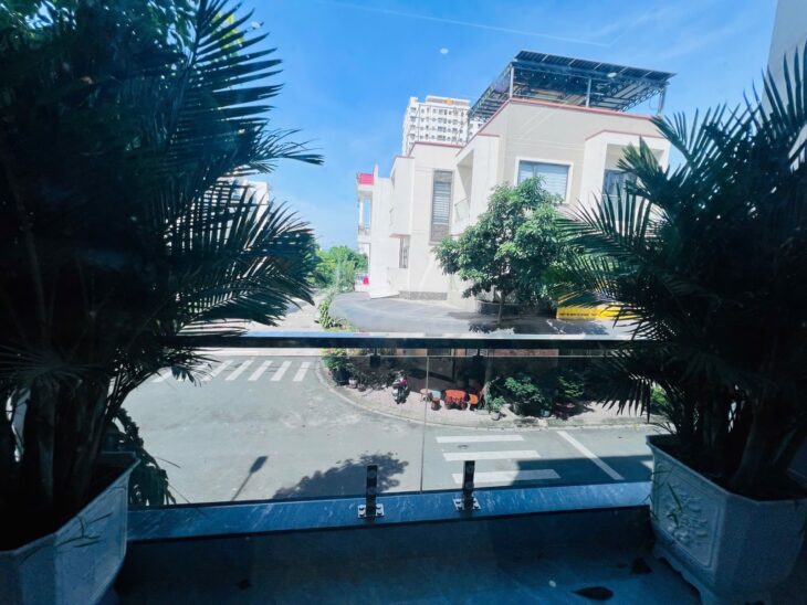 NHÀ ĐẸP 1 TRỆT 1 LỬNG 2 LẦU – SÂN THƯỢNG TRƯỚC SAU – CHIÊU LIÊU – DĨ AN