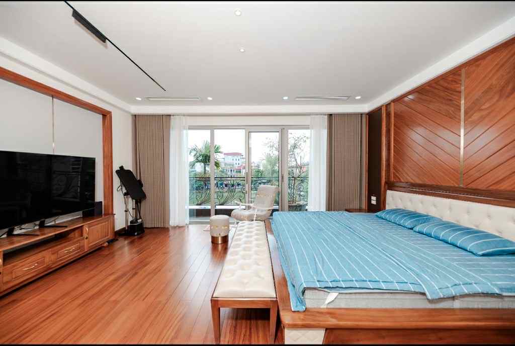 Siêu phẩm mặt hồ Bồ Đề, 100m x 7 tầng, mặt tiền 5.8m, thang máy, gara, kinh doanh, full nội thất