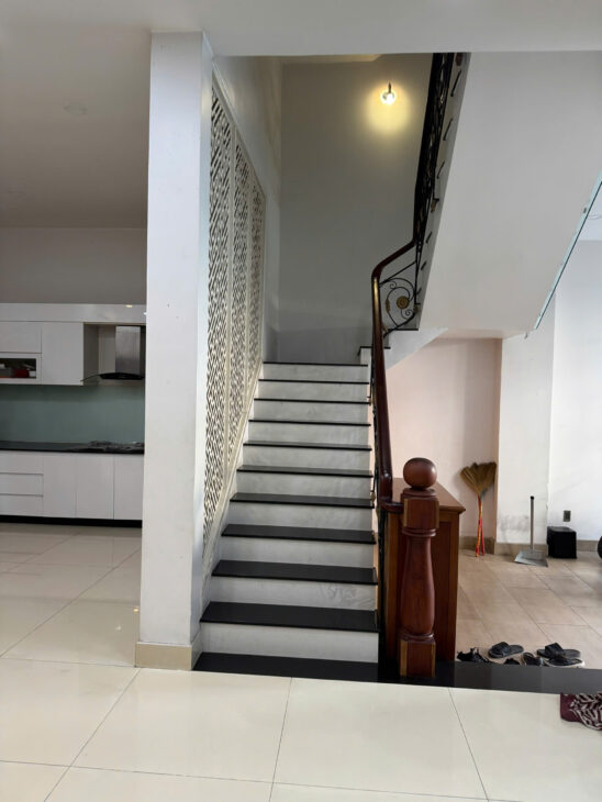 Cho thuê căn biệt thự đường 23, Hiệp Bình Chánh, nhà xây 1 trệt 2 lầu, sân thượng. DT 8×15