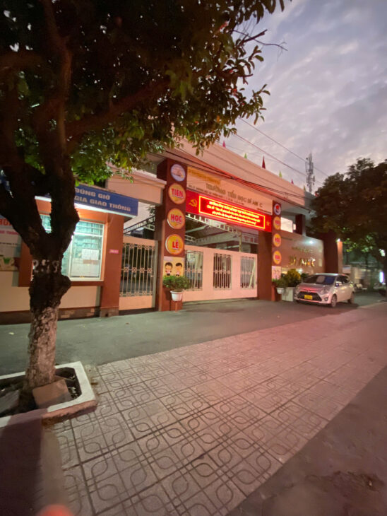 NHÀ 1 TRỆT 1 LỬNG MẶT TIỀN ĐƯỜNG THÔNG PHAN ĐĂNG LƯU DĨ AN, ĐỐI DIỆN TRƯỜNG MẦM NON, SÂN Ô TÔ DÀI.