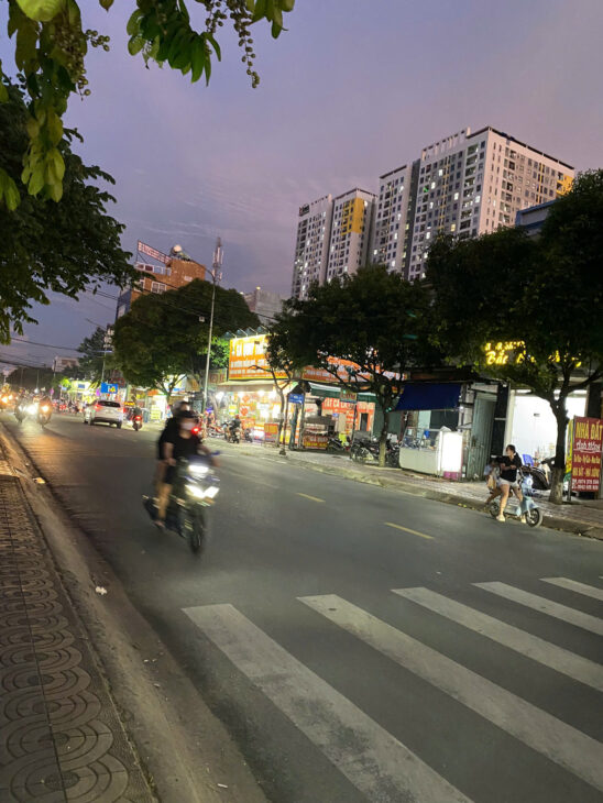 NHÀ 1 TRỆT 1 LỬNG MẶT TIỀN ĐƯỜNG THÔNG PHAN ĐĂNG LƯU DĨ AN, ĐỐI DIỆN TRƯỜNG MẦM NON, SÂN Ô TÔ DÀI.