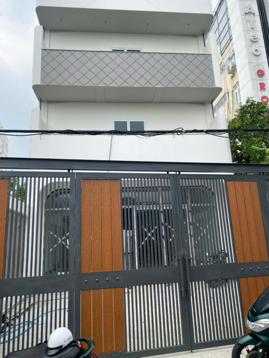 Nhà mặt tiền Phạm Văn Đồng, ngay Gigamall. DT 7.4×29 nhà 1 trệt 2 lầu mới xây