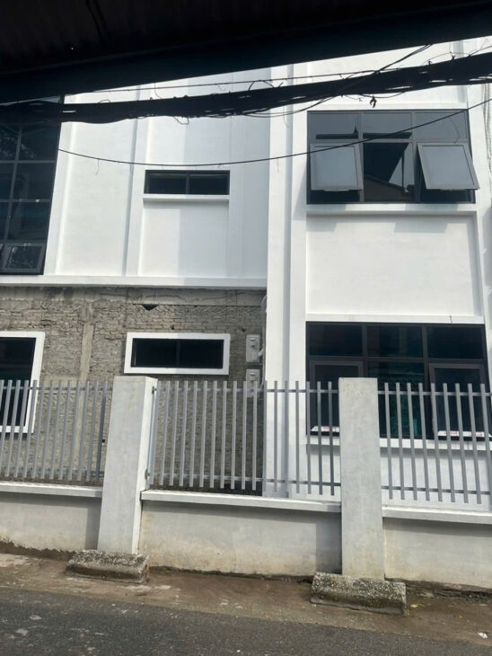 bán nhà xưởng, trước nhà 2 oto tránh nhau, xe to đỗ trong nhà tránh xe máy, nhà mặt tiền rộng, sổ