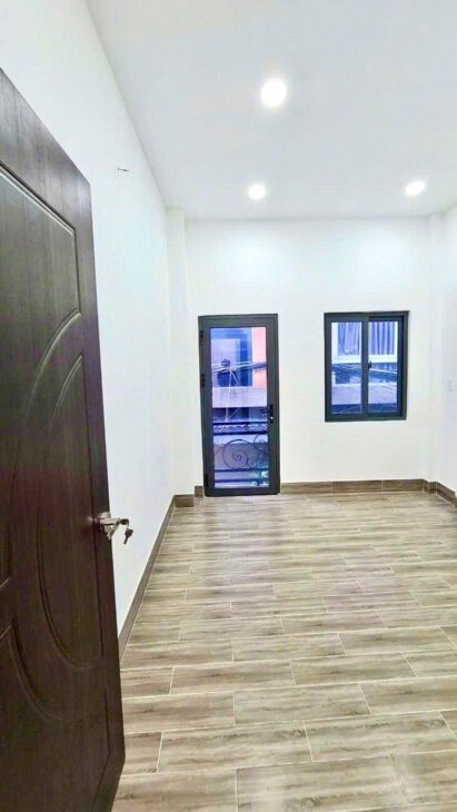 NHÀ MỚI XE HƠI TỚI CỬA- SÁT MẶT TIỀN CMT8 Q10- 2 TÀNG DÒNG TIỀN 12 tr/th. Sang 0777.826.387