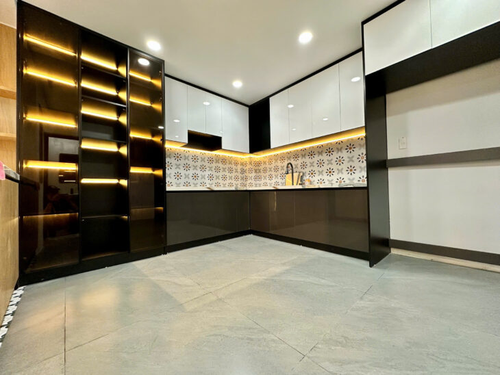 BÁN NHÀ MÊ ĐÚC 3 TẦNG HẺM 2m5-3m THÁP BÀ, NHA TRANG.