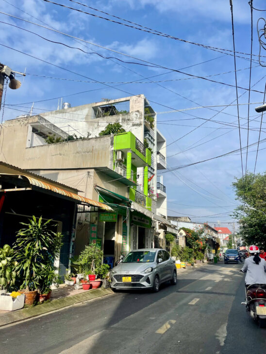 Nhà 4 tầng, hẻm 1 xẹt Đỗ Xuân Hợp, dòng tiền ổn định 10 triệu/tháng, chưa tới 4 tỷ.