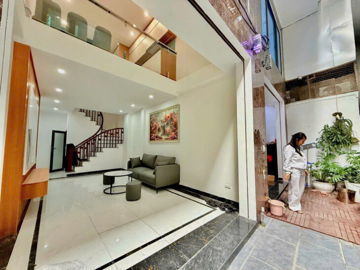 Nhà mới ở luôn 5 Tầng full nội thất -Ô tô đỗ cổng – Ngõ thông Kẻ Tạnh, Long Biên – Giá 6.5 tỷ.