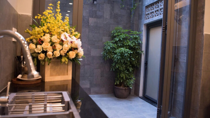 Nhà 1 trệt 1 lầu thiết kế hiện đại, có sân trước và giếng trời sau, thoáng sáng cả ngày