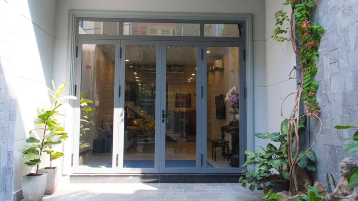 Nhà 1 trệt 1 lầu thiết kế hiện đại, có sân trước và giếng trời sau, thoáng sáng cả ngày