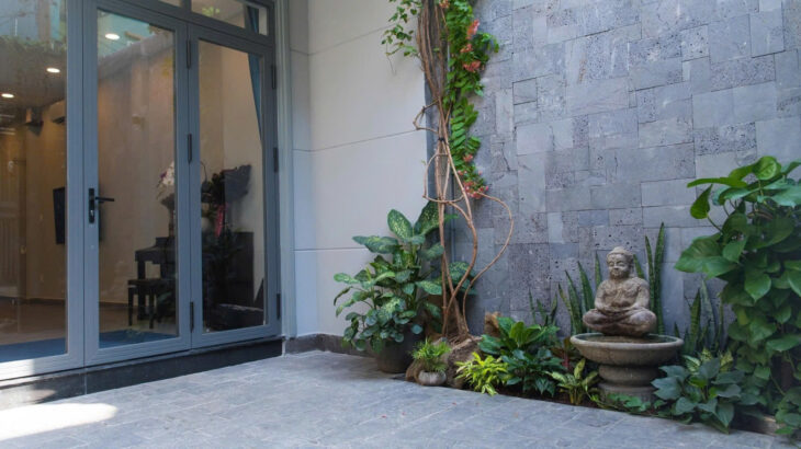 Nhà 1 trệt 1 lầu thiết kế hiện đại, có sân trước và giếng trời sau, thoáng sáng cả ngày