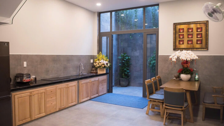 Nhà 1 trệt 1 lầu thiết kế hiện đại, có sân trước và giếng trời sau, thoáng sáng cả ngày