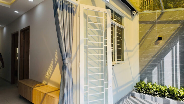 Nhà 1 trệt 1 lầu thiết kế hiện đại, có sân trước và giếng trời sau, thoáng sáng cả ngày