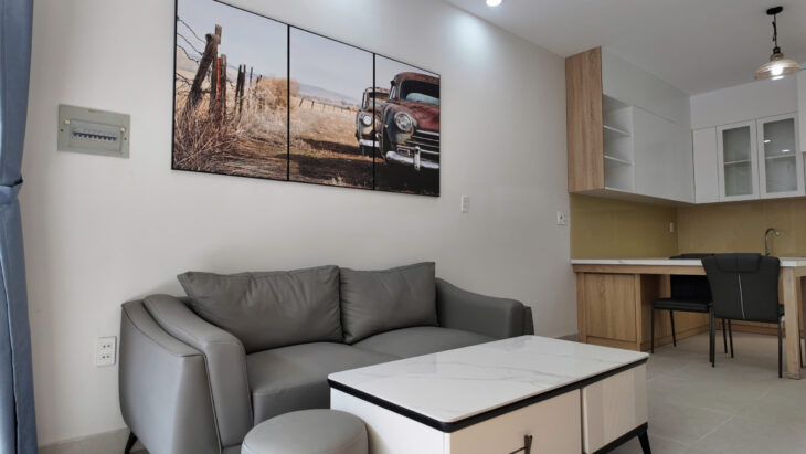 Nhà 1 trệt 1 lầu thiết kế hiện đại, có sân trước và giếng trời sau, thoáng sáng cả ngày