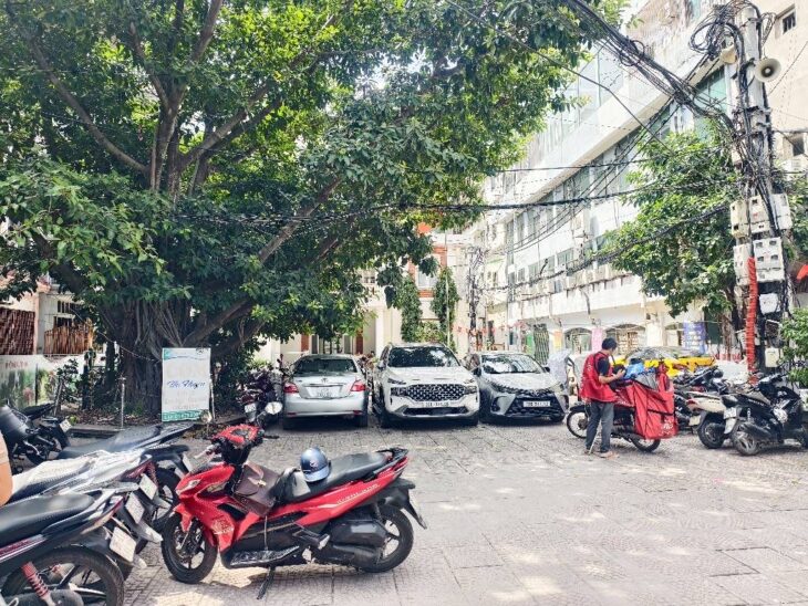 CẦU GIẤY DT 42M GIÁ 15,3 TỶ,Ô TÔ ĐỖ CỬA,CÁCH PHỐ 20M,KINH DOANH