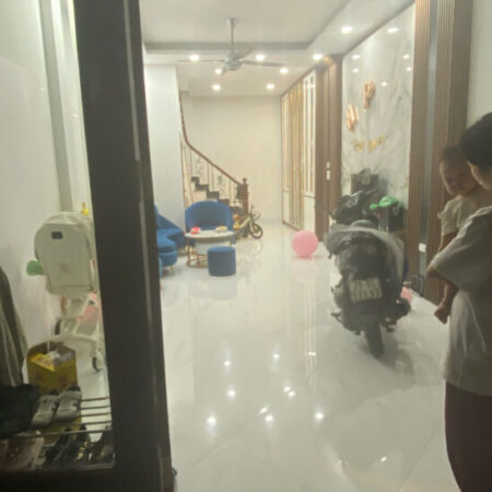 Gia đình tôi cần bán nhà đẹp ở luôn ngõ 101 Thanh Nhàn, 40m2, 5 tầng, 6 phòng ngủ giá 12.2 tỷ