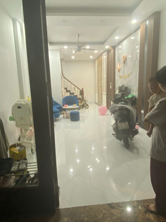 Gia đình tôi cần bán nhà đẹp ở luôn ngõ 101 Thanh Nhàn, 40m2, 5 tầng, 6 phòng ngủ giá 12.2 tỷ