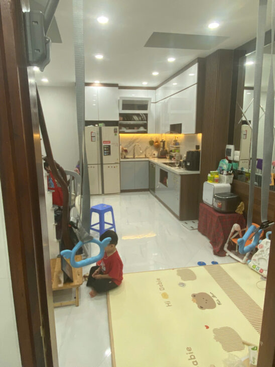 Gia đình tôi cần bán nhà đẹp ở luôn ngõ 101 Thanh Nhàn, 40m2, 5 tầng, 6 phòng ngủ giá 12.2 tỷ