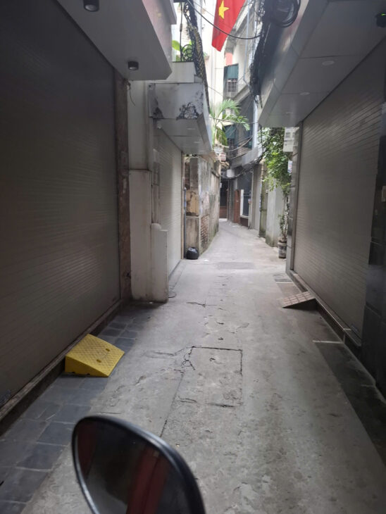 Gia đình tôi cần bán nhà đẹp ở luôn ngõ 101 Thanh Nhàn, 40m2, 5 tầng, 6 phòng ngủ giá 12.2 tỷ