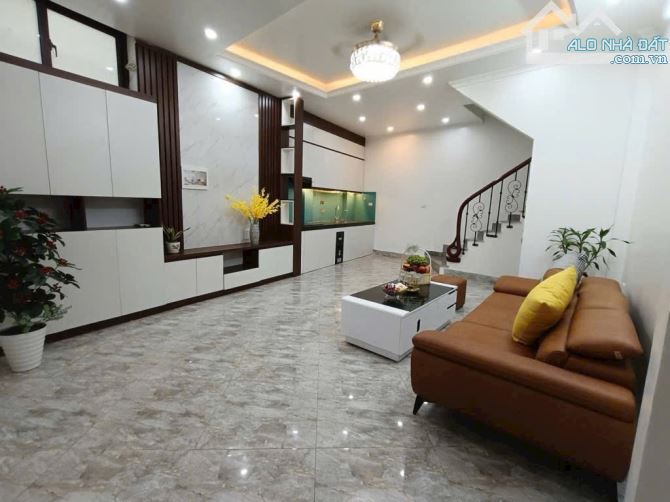 Bán nhà Bồ Đề. 35m x 5 tầng. Ô tô đỗ gần nhà, nhiều tiện ích. Chỉ có 1 căn duy nhất. Nhỉnh 7 tỷ có