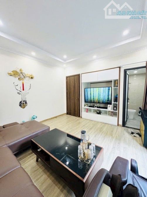 Bán nhà Ngọc Thụy. 36m. Nhà 5 tầng, nhiều tiện ích xung quanh. 5m ngõ ra ô tô. Chủ chào 7.7 tỷ có tl