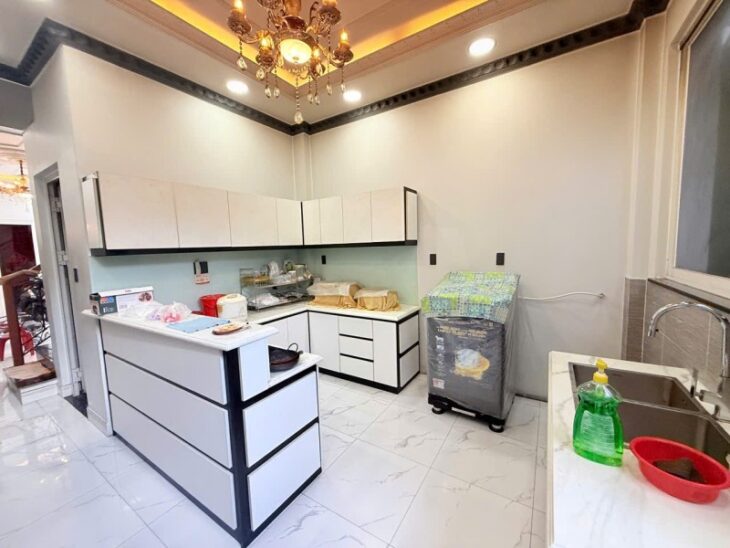 Bán nhà đường Hồ Văn Tư, Trường Thọ, Thủ Đức. DT 64 m2, 4 tầng, SH. Giá 7.9 tỷ. LH: 0933125879