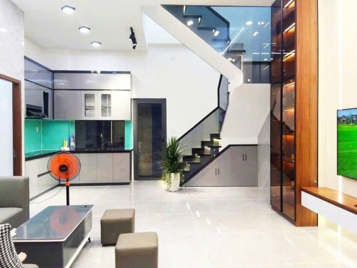 CHÍNH CHỦ GỬI BÁN NHÀ ĐẸP 2 TẦNG MỚI XÂY 101M², TẶNG FULL NỘI THẤT GẦN CHỢ THỚI TỨ.