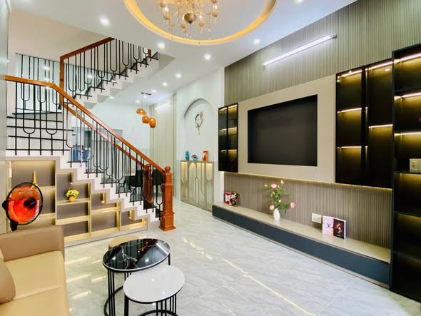 Nhà đẹp Hoàng Văn Thụ, Tân Bình – 73m² (4.5×17), 3 tầng, giá chỉ 9.9 tỷ.