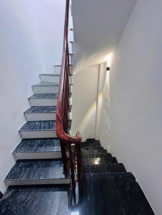 Cơ hội hiếm cho cư dân muón chuyển xuống mặt đất ( giá rẻ hơn căn chung cư) – Ngõ nông giáp khu D