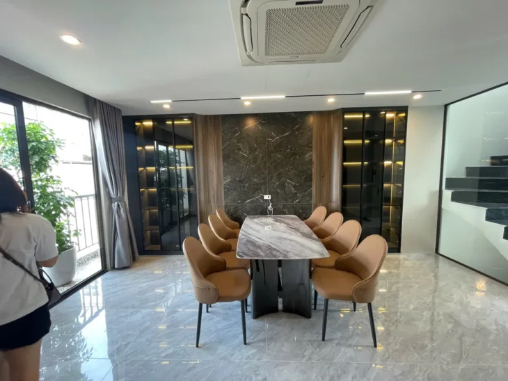 NHÀ ĐẸP DÂN XÂY ĐỘC LẬP Ô TÔ ĐỖ CỬA- VÀO NHÀ Phố Nguyễn Lam 42 m2 8 tầng 14.5 tỷ Long Biên.