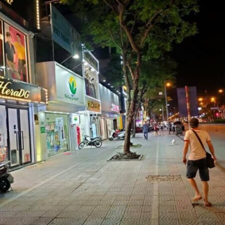 nhà mặt phố Nguyễn Văn Cừ, 440m, mặt tiền 18m, nở hậu, vỉa hè đá bóng