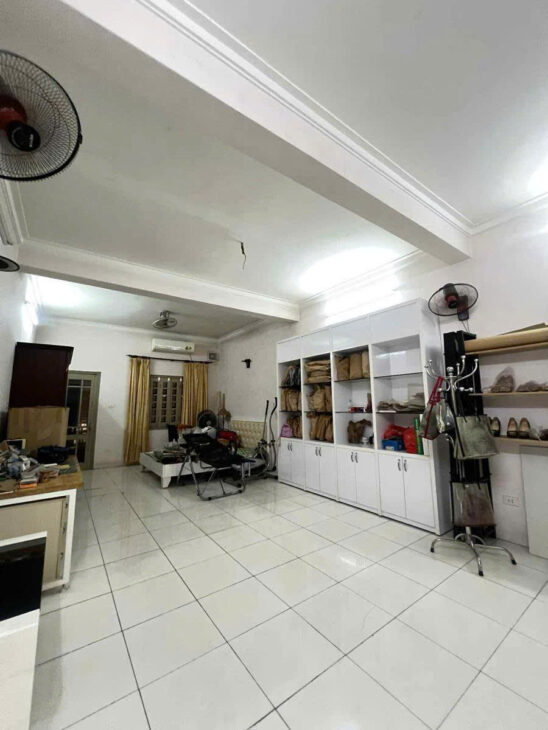 Bán nhà phố Vọng – 70m 4 tầng 13,5 tỷ – Vị trí cách phố chỉ hơn 20m – Nhà cũ xác định bán đất