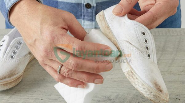 Bí quyết vệ sinh giày bảo hộ da luôn sạch như mới 99%