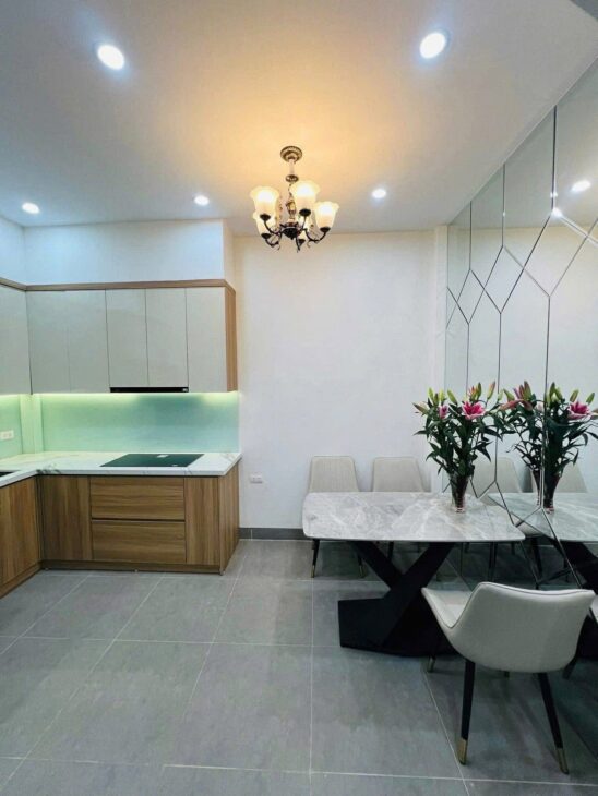 BÁN NHÀ NGUYỄN KHANG CẦU GIẤY NGÕ NÔNG GẦN PHỐ VỊ TRÍ SIÊU ĐẸP 40M 5 TẦNG 13,7 TỶ