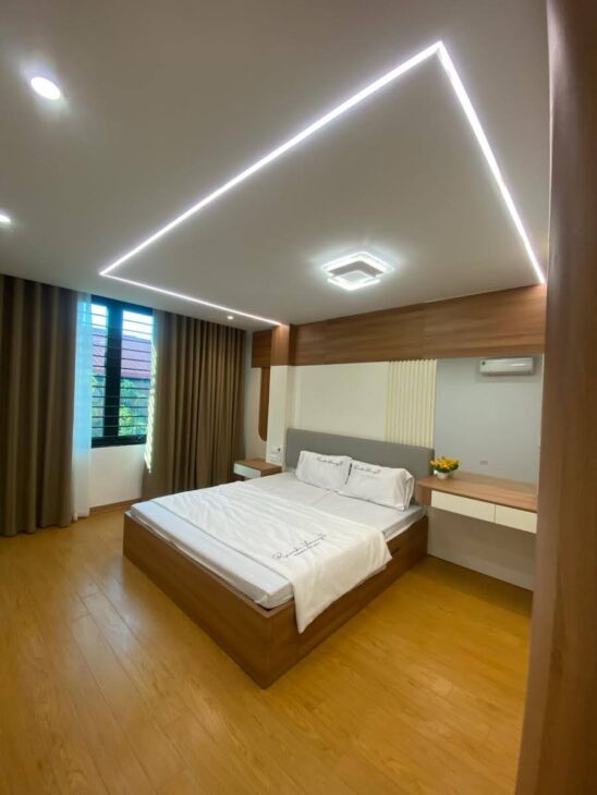 Nhà phân lô Hoàng Văn Thái-42m*5 tầng*4,5mMT- Ôtô đỗ cửa-Gần Trường,Chợ. Giá 15,8 tỷ