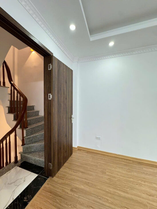 Bán nhà Nguyễn Văn Linh 30m 5 tầng lô góc ô tô hơn 7 tỷ