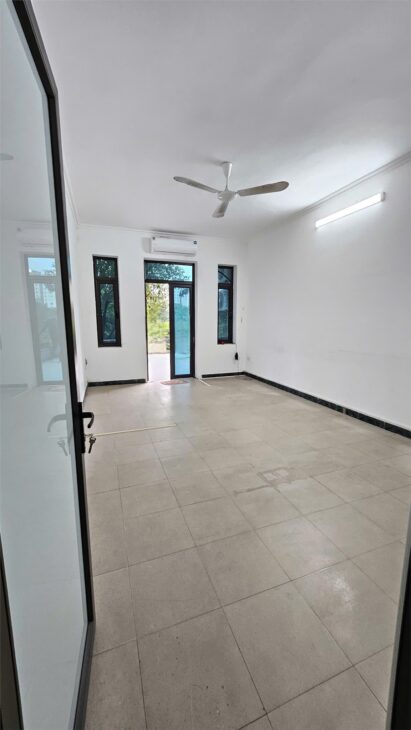 Cho thuê nhà ngõ 110 Trung Kính, DT 92m2 x 5 Tầng, Mặt tiền 4.2m, 9 phòng, Đường 12m, ô tô đỗ cửa.