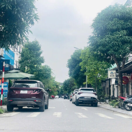 Chính chủ cần bán gấp Liền kề Lacasta văn Phú 72 m 5 tầng nhà đẹp ở luôn ở kd 20 tỷ