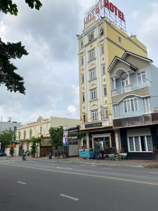 BÁN KHÁCH SẠN NGAY BIG C GO DĨ AN – BÌNH DƯƠNG -124M² (6.2M x 20M) – DT : 120TR/TH – GIÁ 16 TỶ