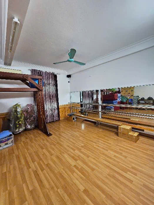 Bán nhà đẹp Ngô Gia Tự – 130m² – MT 6,5m – 5 tầng – Ngõ ô tô – Đang KD – Tương lai mặt phố. Giá: