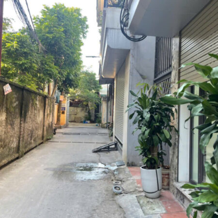 Bán nhà đẹp Ngô Gia Tự – 130m² – MT 6,5m – 5 tầng – Ngõ ô tô – Đang KD – Tương lai mặt phố. Giá: