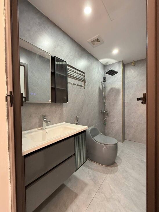 KHÚC THỪA DỤ DT 40M x7 TẦNG THANG MÁY 13,5 TỶ NGÕ BA GÁC,GẦN PHỐ,MẶT TIỀN 4,6M