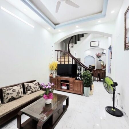 bán nhà nguyễn đình hoàn 40m x 4 tầng-10,9 tỷ nhà dân xây,lô góc,ngõ ba gác tránh,gần phố