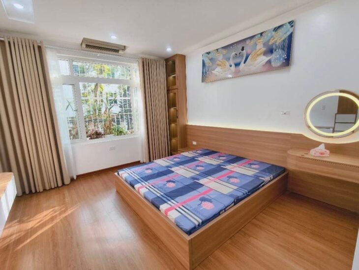 bán nhà tập thể tầng 2 trần quốc hoàn DT 90m 3 ngủ 2 wc lô góc giá 5,250 tỷ