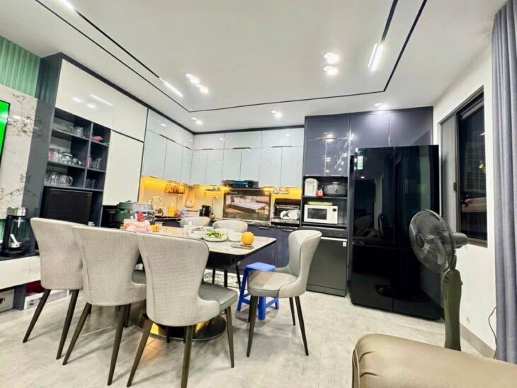 nhà đẹp Ngọc Lâm, gara, 7 tầng thang máy, mặt tiền 9m, ngõ nông, gần ôtô tránh